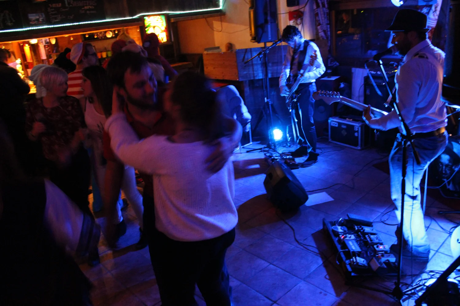 Le public danse devant le trio JRBB à La Timbale