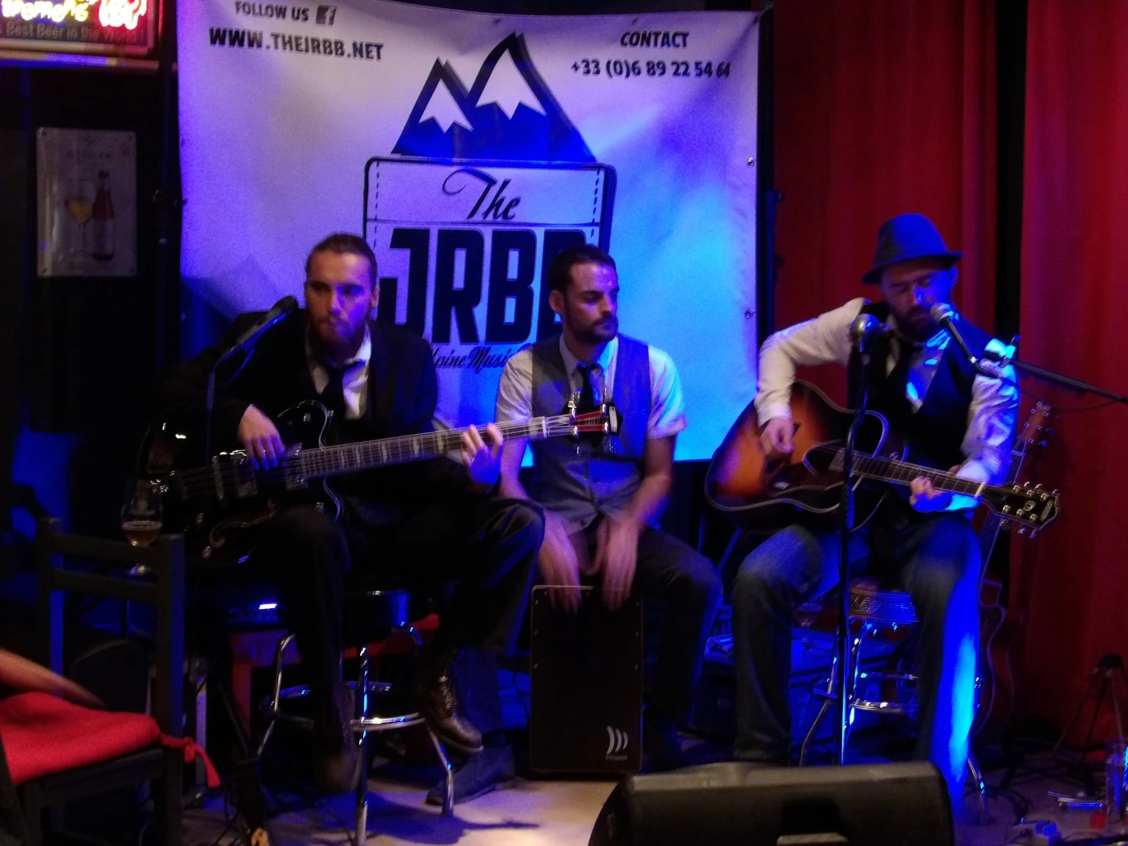 Ludo, Donnie et Yo en formation acoustique à La Bièrerie, vus de face