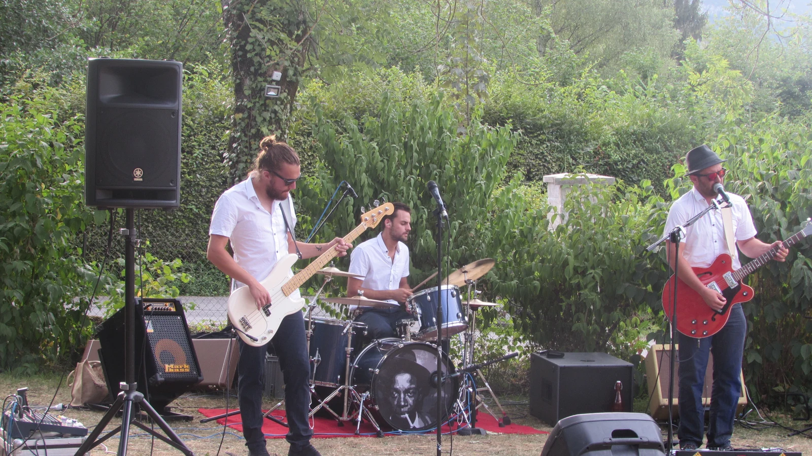 Vue de face du trio JRBB en concert au Boucanier, les trois musiciens en chemise