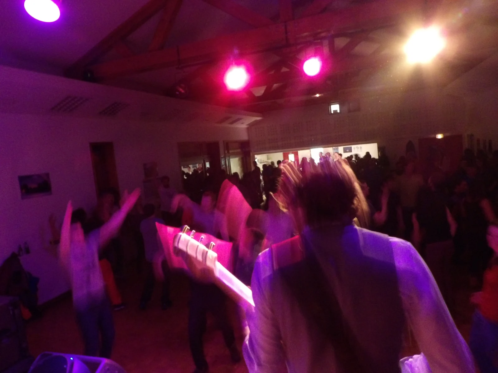 Le public danse et lève les bras, photographié depuis la scène de JRBB