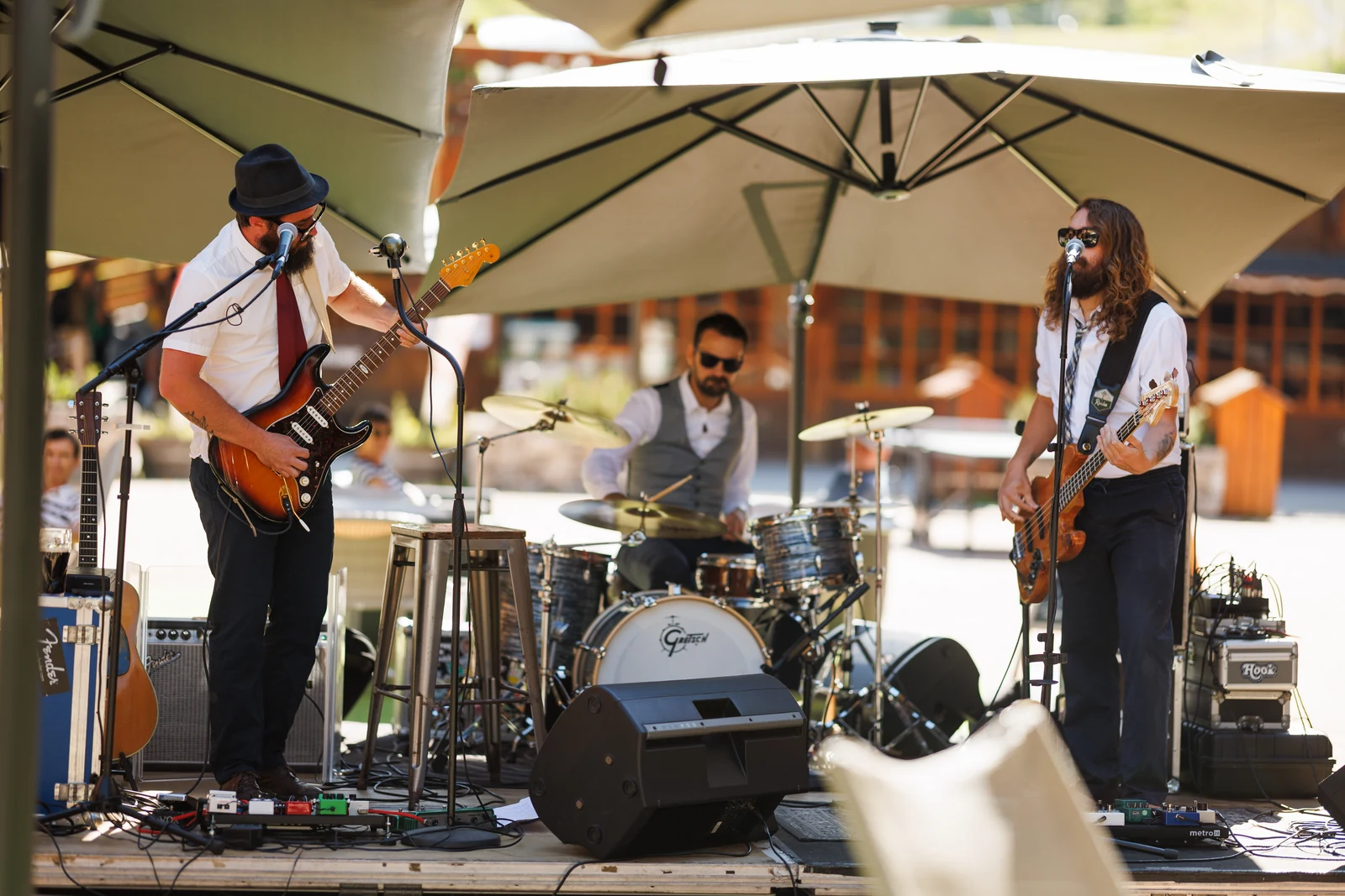 Yo à la guitare électrique, Donnie à la batterie et Ludo à la basse, le trio au complet sur la terrasse du Rambler