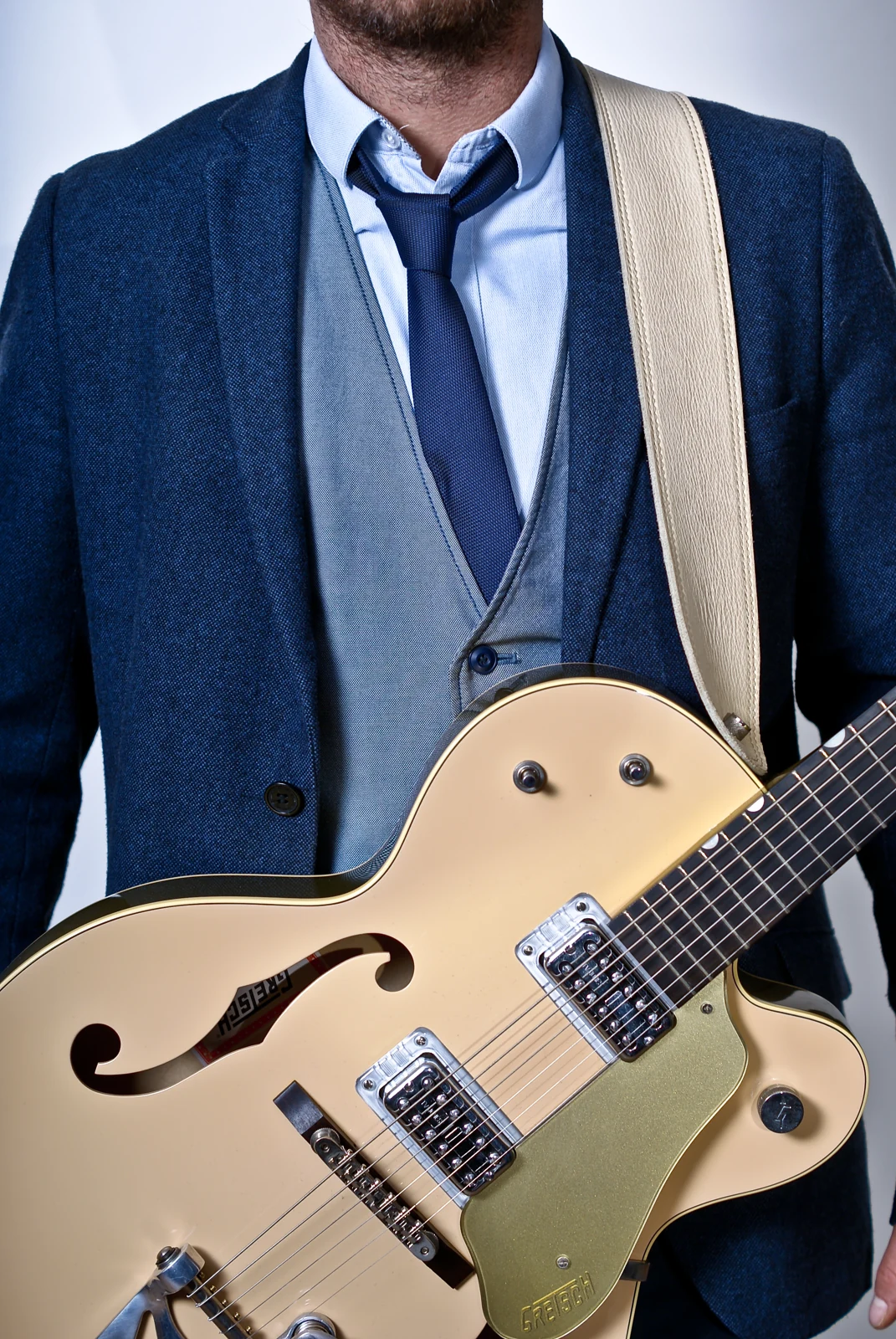 La Gretsch crème de Yo et son costume bleu, détail du shooting JRBB